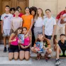Violette Dorange pose devant le collège au milieu d'une quinzaine de jeunes élèves